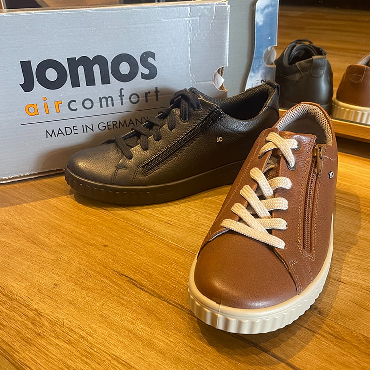 JOMOSの靴