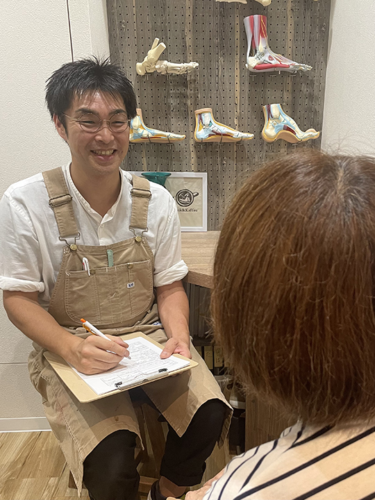 カウンセリングをする店主